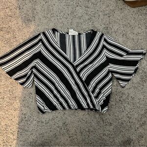 BLACK AND WHITE STRIPPED TOP SIZE SMALL